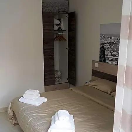 فندق مبيت وإفطار Donna Vicenza نابولي