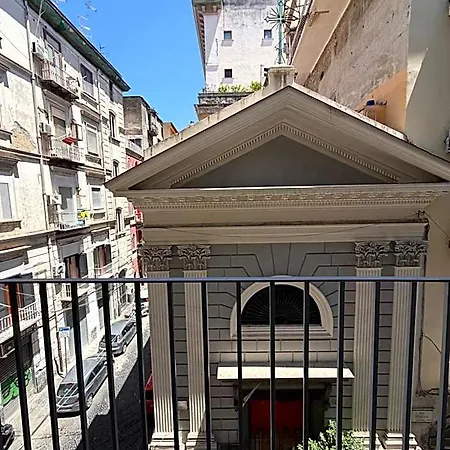 Donna Vicenza نابولي