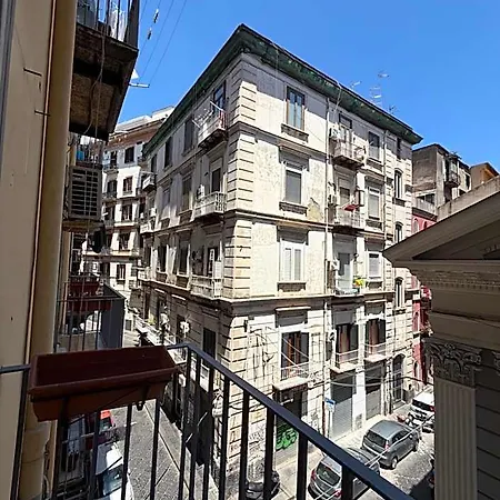 Donna Vicenza نابولي